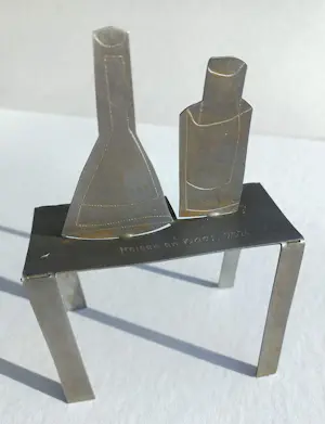 Klaas Gubbels - Flessen op tafel, metalen beeld (2024) kopen? Bied vanaf 250!