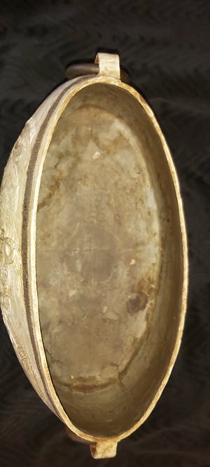 Niet of onleesbaar gesigneerd - Handgemaakte keramieken pot met metalen ringen kopen? Bied vanaf 1!