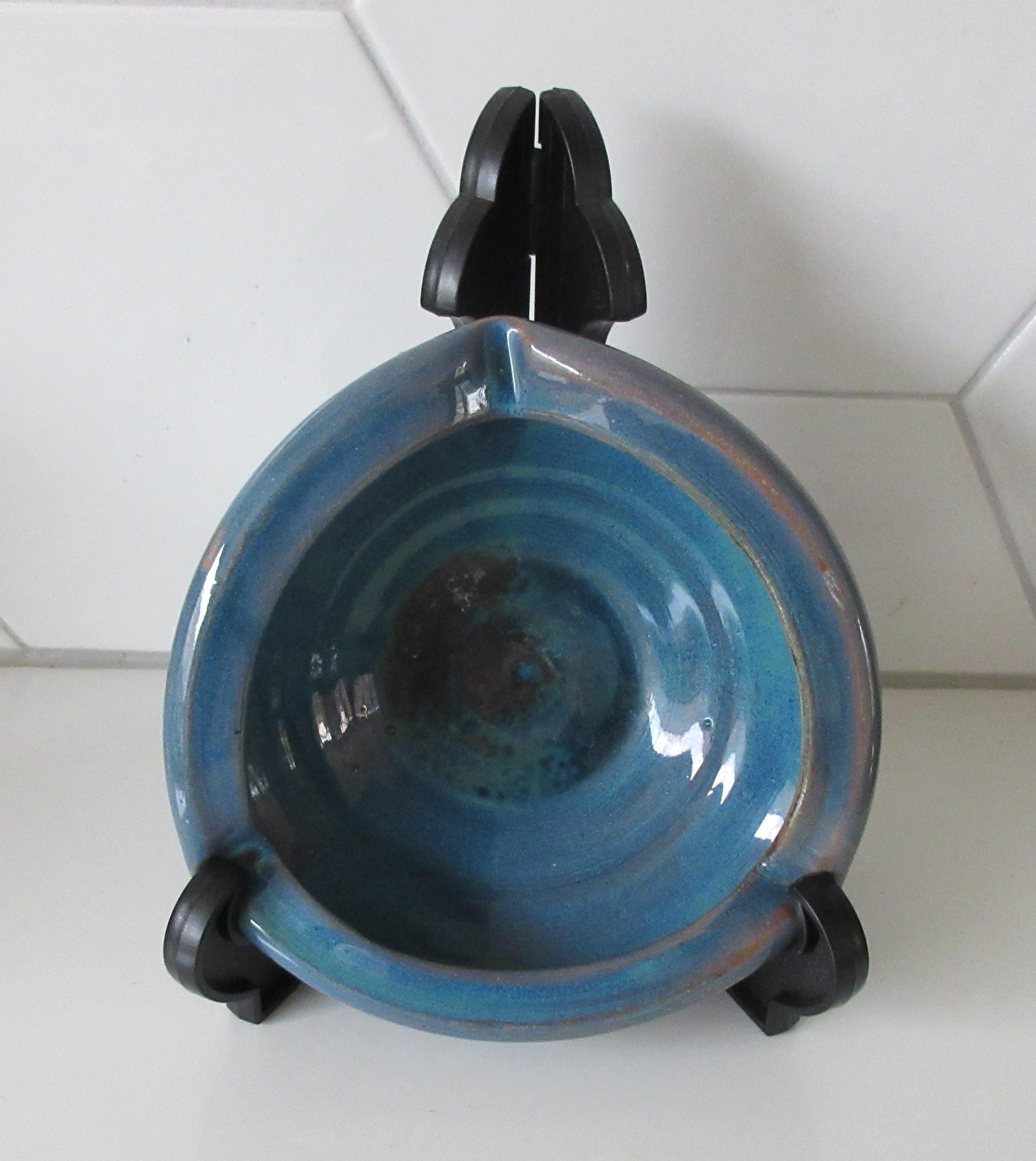 Niet of onleesbaar gesigneerd - Studio keramische asbak met blauw groen stroomglazuur verkocht voor € 1!