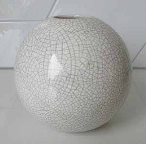 Plateelbakkerij Zuid-Holland - Wit craquele platelen Bolvaasje ontwerp LJ Muller na 1930 kopen? Bied vanaf 1!