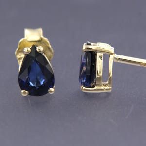 14K Goud - geelgouden oorknoppen met peergeslepen saffier kopen? Bied vanaf 150!