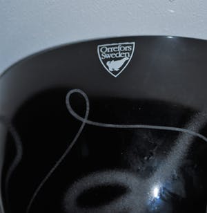 Orrefors - Zwart kristallen kom met geetst patroon - design Ingegerd Råman 2003 kopen? Bied vanaf 30!