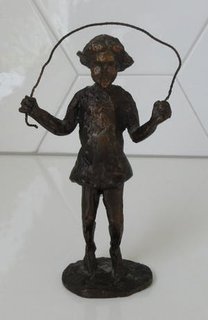 Niet of onleesbaar gesigneerd - Bronzen beeldje meisje met Springtouw kopen? Bied vanaf 10!