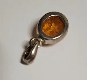 In nieuwstaat Een sierlijk bewerkte hanger met een Barnsteen kopen? Bied vanaf 30!