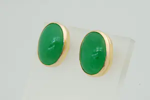 74 - Een paar elegante 14krt geel gouden oorstekers met groene stenen kopen? Bied vanaf 130!