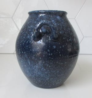 Niet of onleesbaar gesigneerd - Blauwe studio keramische oorvaas kopen? Bied vanaf 1!