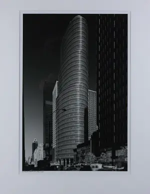 Teun Voeten - Fotografie, Lipstick Building - Ingelijst kaufen? Bieten Sie von 40!