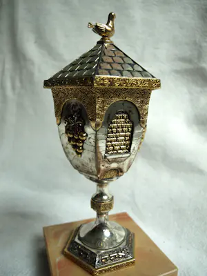 Frank Meisler - Kiddush cup in goud- en zilverkleur met "Duif"-motief, op sokkel – Hoogte 25 cm kopen? Bied vanaf 200!