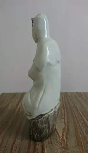 Niet of onleesbaar gesigneerd - Porseleinen beeldje Guanyin/Kwan Yin kopen? Bied vanaf 1!