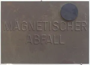 Joseph Beuys - IJzeren plaat met ronde magneet, Magnetischer Abfall - Ingelijst kopen? Bied vanaf 600!