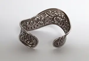 Sterling zilveren golvende ajour gesneden armband kopen? Bied vanaf 125!