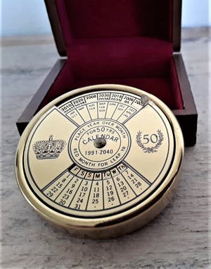 Curiosa - Fraaie 50-jarige kalender: Een vroege, eenvoudige zakkalender met bewaardoosje kopen? Bied vanaf 1!