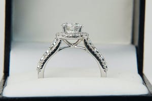 2540- witgouden diamanten dames Fantasiering- 18krt - midd.steen 1.20ct / E-F VS kopen? Bied vanaf 3400!