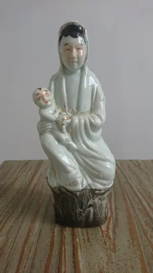AcheterNiet of onleesbaar gesigneerd - Porseleinen beeldje Guanyin/Kwan Yin? Enchérissez de 1!