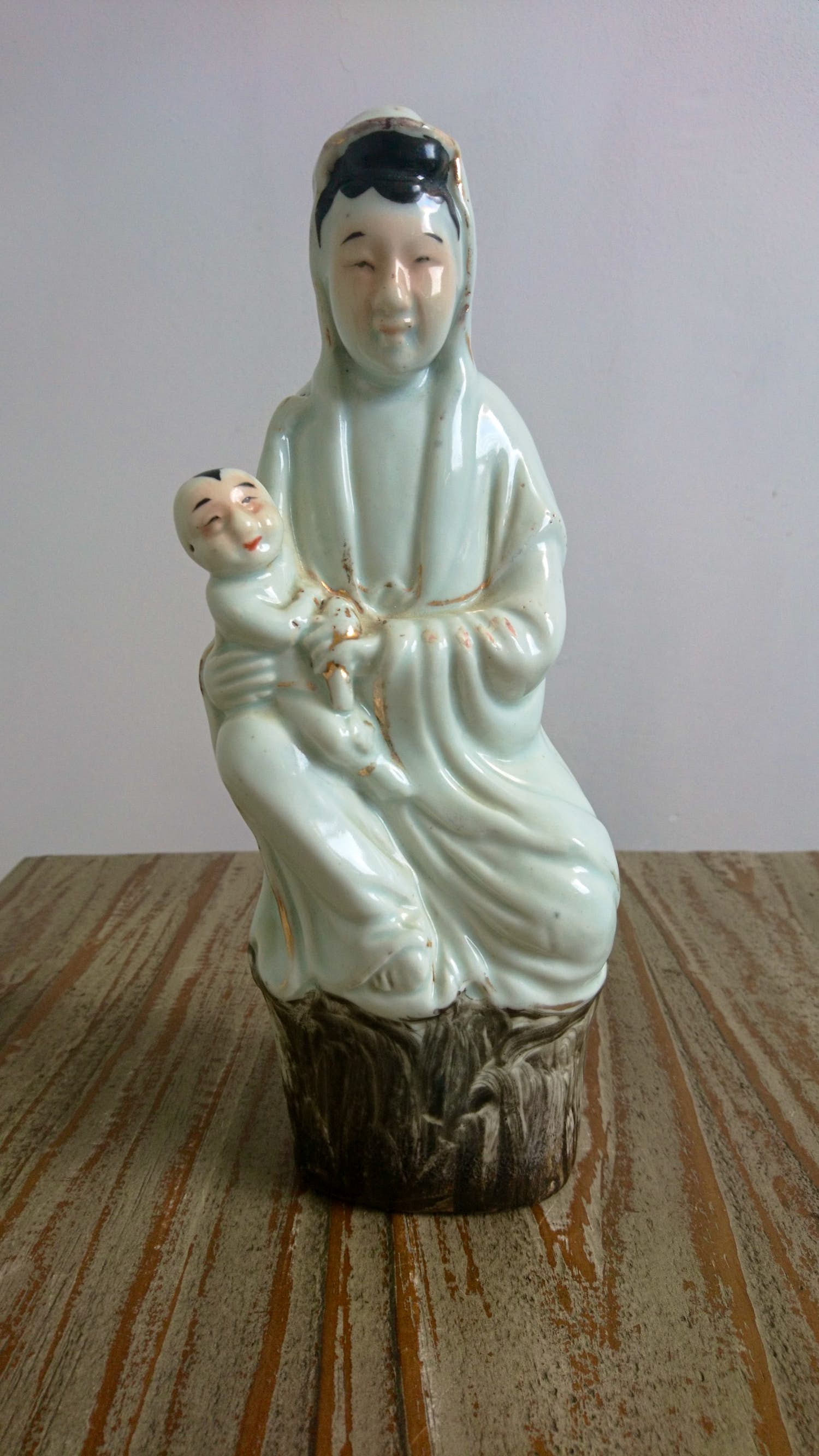 Niet of onleesbaar gesigneerd - Porseleinen beeldje Guanyin/Kwan Yin kopen? Bied vanaf 1!