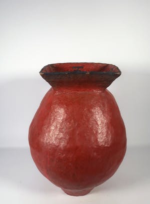 Peter von Hartsvelt Müller - Aardewerk, Rode vaas met zwarte karakters (Groot) kopen? Bied vanaf 40!