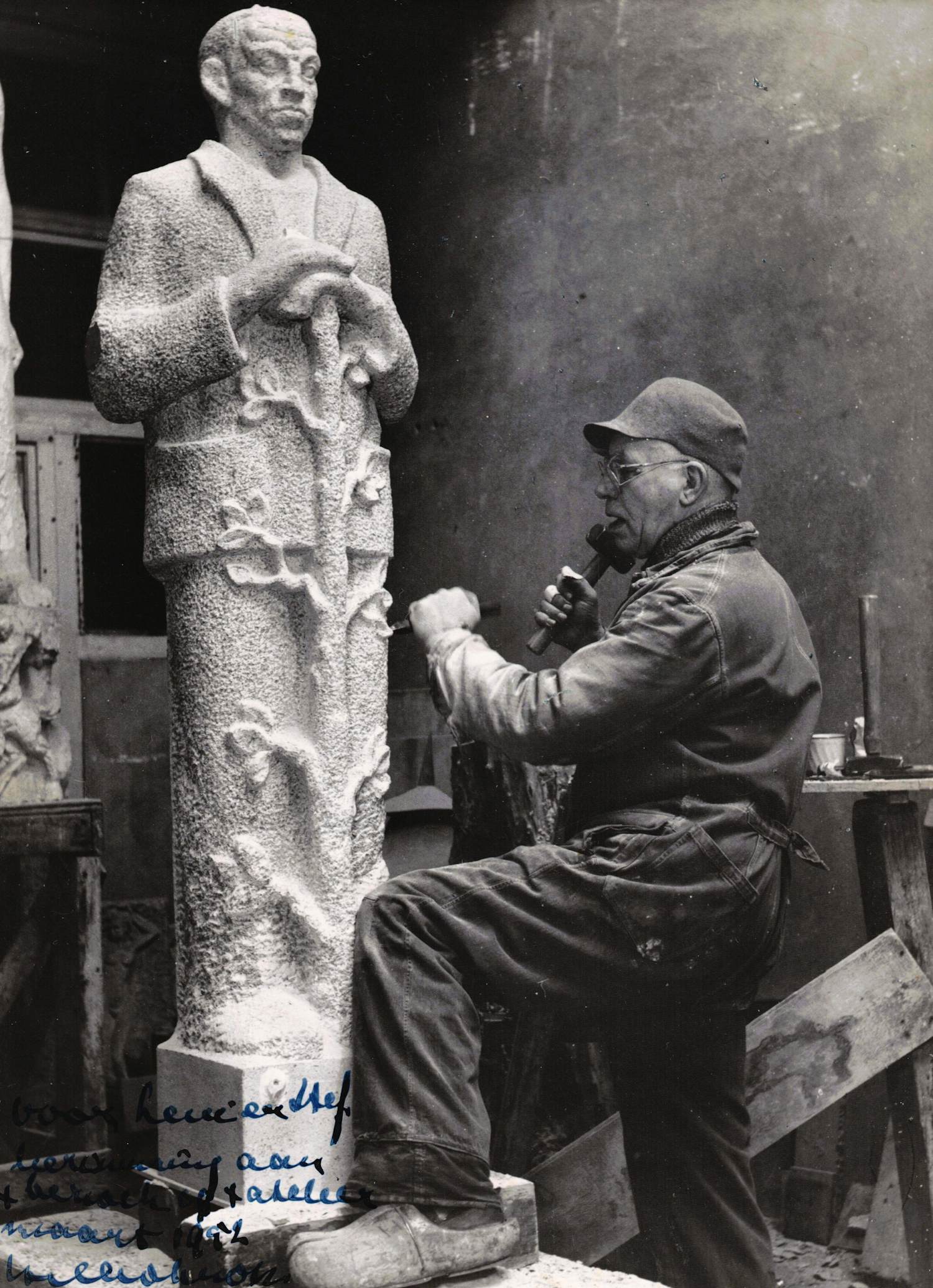 Hildo Krop - Aan het werk in zijn atelier, vintage gelatinezilverdruk kopen? Bied vanaf 95!