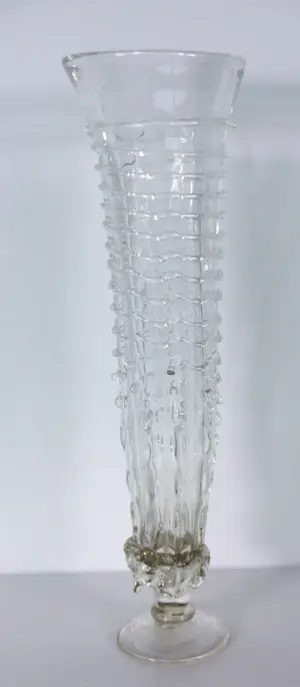 Yvon Trossèl - Diverse speels gevormde glasobjecten ('Bonbonella', 2 kopjes, hanger en vaasje) kopen? Bied vanaf 80!