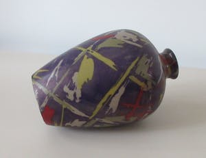 Niet of onleesbaar gesigneerd - Keramisch vaasje met abstract decor kopen? Bied vanaf 1!