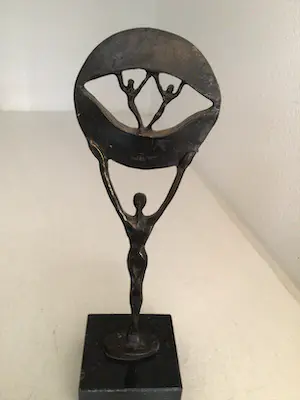 Corry Ammerlaan - Sculptuur “ Elkaar op handen dragen “ kopen? Bied vanaf 1!