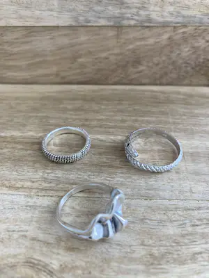 Een Lotje van drie zilveren ringen kopen? Bied vanaf 19!