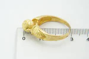 53 - Fraai bewerkte geel-gouden 18 krt ronddraaiende bal ring. kopen? Bied vanaf 390!