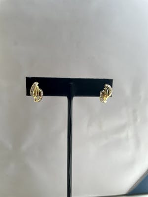 18kt gouden oorstekers, met simulanten van diamant1,61 gram kopen? Bied vanaf 90!