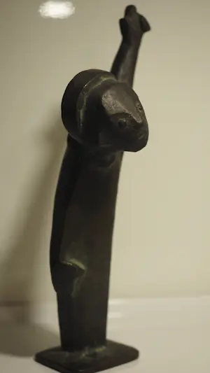 Kurt Lehmann - Kurt Lehmann Bronze Skulptur - Kleiner Knabe mit erhobenem Arm kopen? Bied vanaf 550!