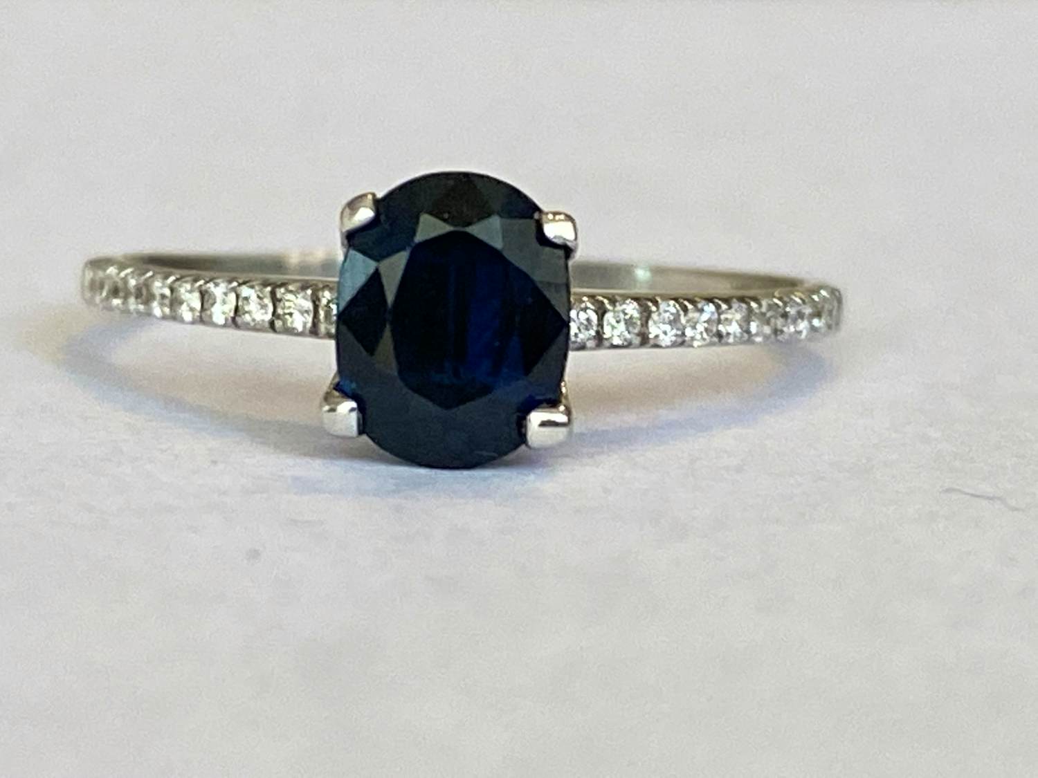 18 Kt. Witgouden Diana Ring met 1,00 Karaat Saffier en Diamanten kopen? Bied vanaf 550!