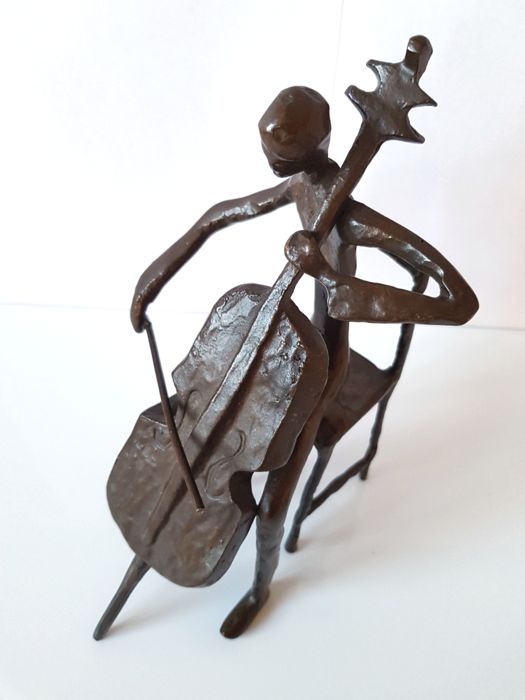 Niet of onleesbaar gesigneerd - Gepatineerd bronzen beeld van een cellist kopen? Bied vanaf 1!