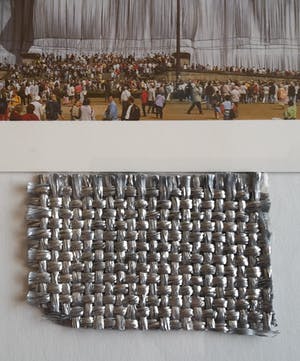 Buy Christo - Wrapped Reichstag - XXL artcard - handgesigneerd - incl. groot stukje stof? Bid from 145!