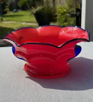 Onbekend - Glazen Rode schaal met blauwe rand en handels kopen? Bied vanaf 10!