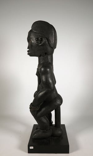 Fang - Hout en ijzer, Zittend mannenfiguur kopen? Bied vanaf 1!