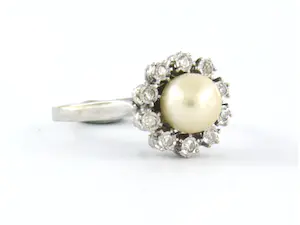 18k gouden ring bezet met parel en erom heen single cut geslepen diamant kopen? Bied vanaf 280!