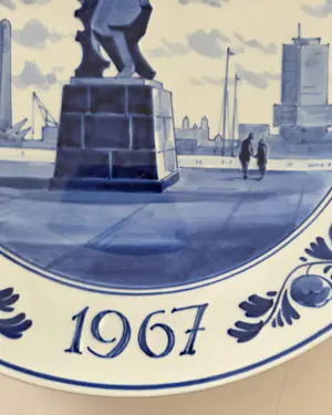 Ossip Zadkine - Verwoeste stad. Bord met afbeelding van beroemd beeld. kopen? Bied vanaf 49!