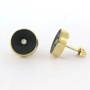 14k geel gouden oorknoppen bezet met onyx en bolsjewiek geslepen diamant 0.14ct kopen? Bied vanaf 280!