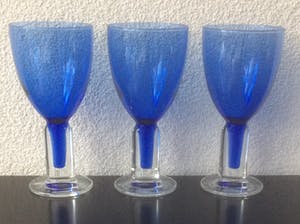 Niet of onleesbaar gesigneerd - DRIE BLAUWE DESIGN-GLAZEN kopen? Bied vanaf 1!