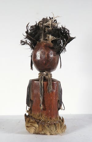 Urhobo - Beschermbeeld met bont, veren, ringen en een korfje kopen? Bied vanaf 1!