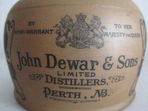 Niet of onleesbaar gesigneerd - Keramische whisky kruik kopen? Bied vanaf 1!