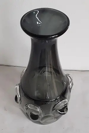 Jan Beranek - Rookgrijze (smoky grey) dikwandige ambachtelijk geblazen glazen vaas kopen? Bied vanaf 49!