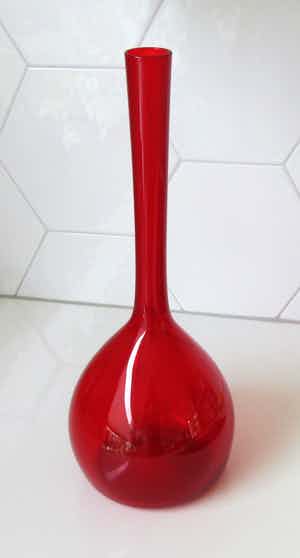 Glasfabriek Gullaskruf - Rode vintage "Bulbvase" - ontwerp Arthur Percy ca. 1960 verkocht voor € 28!