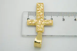 71 - Mooi bewerkte en zo goed als nieuwe 14 karaat geel gouden kruis hanger kopen? Bied vanaf 210!