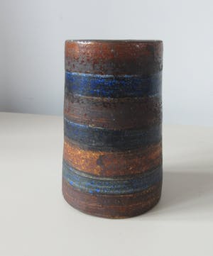 Wim Fiege - Roestbruin en blauw gestreept aardewerk vaasje kopen? Bied vanaf 18!