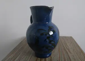 Niet of onleesbaar gesigneerd - Geglazuurde blauwe schenkkan met vogeldecoratie kopen? Bied vanaf 1!