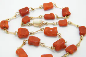 74 - Bijzonder vintage 14 karaats rosegouden halssieraad met bloedkoraal kopen? Bied vanaf 480!