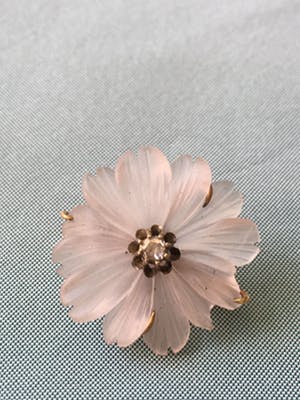 14K Goud - geelgouden broche met bloemvormig gesneden rozenkwarts en diamant kopen? Bied vanaf 90!
