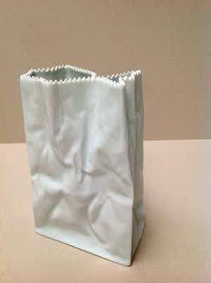 Tapio Wirkkala - Papieren Zak Vaas porselein voor Rosenthal 1977 h 19 cm verkocht voor € 69!