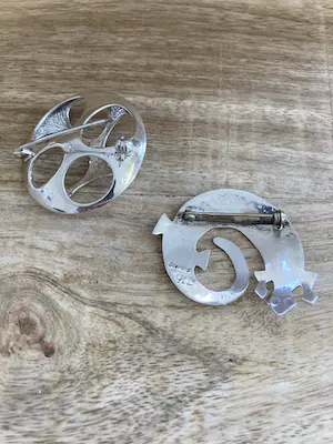 Een Lotje van twee zilveren broches kopen? Bied vanaf 29!