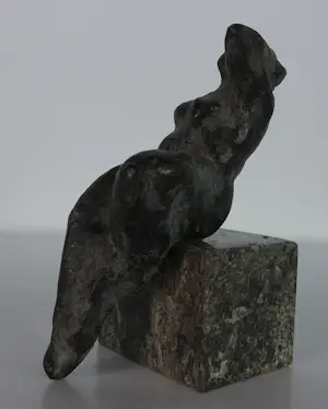 Lia van Vugt - Vrouwelijk brons figuur zittend op steen kopen? Bied vanaf 80!