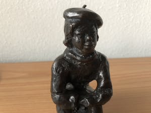 Bernadette Leijdekkers - Massief bronzen beeld - Jongeman met alpino pet kopen? Bied vanaf 1!